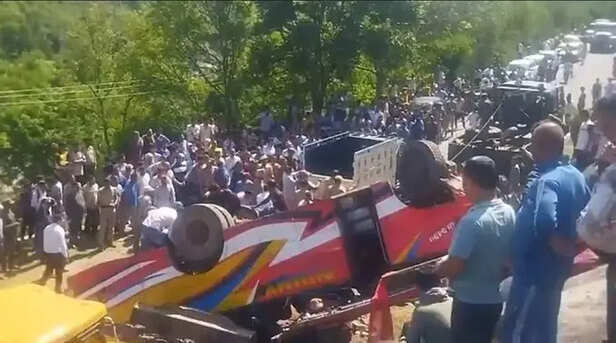 हादसे के बाद सड़क पर लोगों की भीड़ इकट्ठी हो गई।