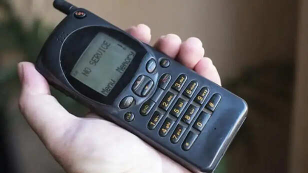 World Telecommunication Day: भारत में कब सबसे पहली बार मोबाइल फोन पर बात  हुई? इस बातचीत में क्‍या कहा गया? | World telecommunication day know about  first mobile phone in india what