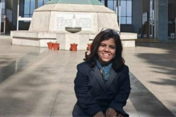 3.5 फीट का कद पर सपने बड़े थे, आरती ने ऐसे क्रैक किया UPSC और बनीं IAS |  Success Story of IAS Arti Dogra in Hindi