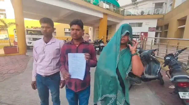 विवाह के बाद भोज न कराने पर दंपत्ति का सामाजिक बहिष्कार: कलेक्टर से लगाई न्याय की गुहार, कल्याणी विवाह योजना से हुई थी शादी 