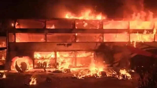 Gujarat Bus Accident: गुजरात में दर्दनाक हादसा, टैंकर से टकराते ही आग का गोला  बनी बस, 4 यात्री जिंदा जले | Moneycontrol Hindi