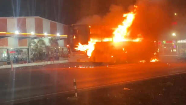 Shajapur Bus Fire: होटल के सामने खड़ी बस बनी आग का गोला... 4 साल के मासूम  की मौत, शाजापुर NH-52 पर भीषण हादसा - News18 हिंदी