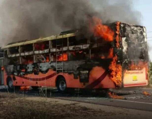 मध्य प्रदेश: रिहायशी इलाके में खड़ी खाली यात्री बसों में धमाकों के साथ आग  लगी, कोई जनहानि नहीं