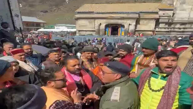 केदारनाथ में वीआईपी दर्शन को लेकर हंगामा, तीर्थपुरोहितों का फूटा गुस्सा,  जानिये पूरा मामला - जनपक्ष टुडे