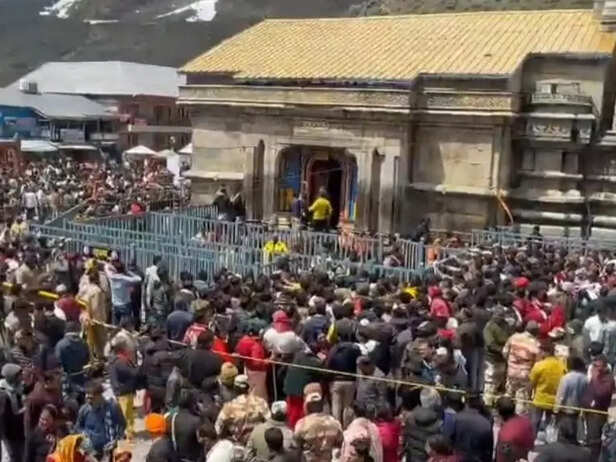 Kedarnath Pilgrims Protest Temple Committee Over VIP Darshan Controversy