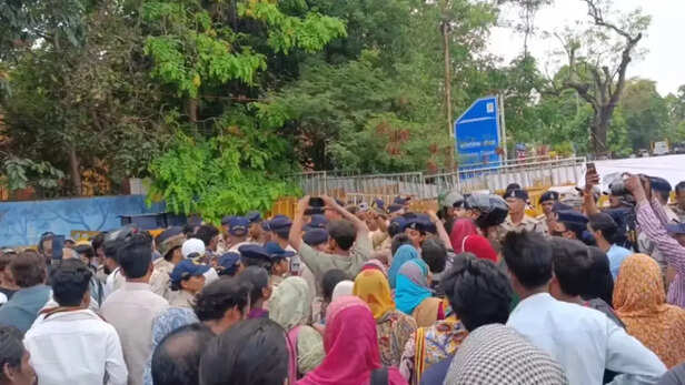 मानस भवन इलाके में हटाई जा रही बस्ती: कांग्रेस ने किया विरोध, लाठीचार्ज कर  पुलिस ने संभाला मोर्चा - Haribhoomi