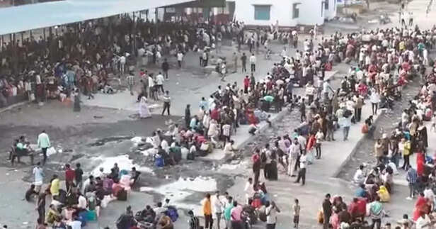 दिवाली-छठ अभी महीनों दूर, फिर इस रेलवे स्‍टेशन पर क्‍यों लगी 5 किलोमीटर  लंबी लाइन - surat udhna railway station massive crowd 5 kilometer long line  - News18 हिंदी