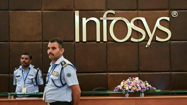 amid tech layoffs infosys hires 12000 freshers currently has 8000 vacancies  टेक सेक्टर में छंटनी के बीच इंफोसिस ने दी 12000 फ्रेशर्स को नौकरी, अभी 8000  वैकेंसी, Business Hindi News - Hindustan