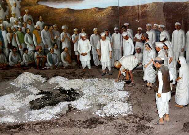 जब एक मुट्ठी ''नमक'' से महात्मा गांधी ने बदल दी देश की किस्मत - mahatma  gandhi changed the country s fate from dandi march-mobile