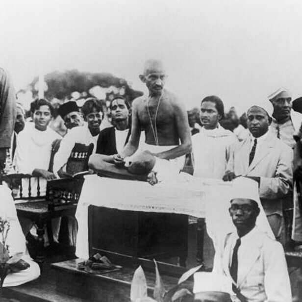 12 मार्च 1930: जब गांधी जी ने दांडी यात्रा शुरू कर हिला दी थी अंग्रेजी  सत्‍ता की नींव - History AajTak