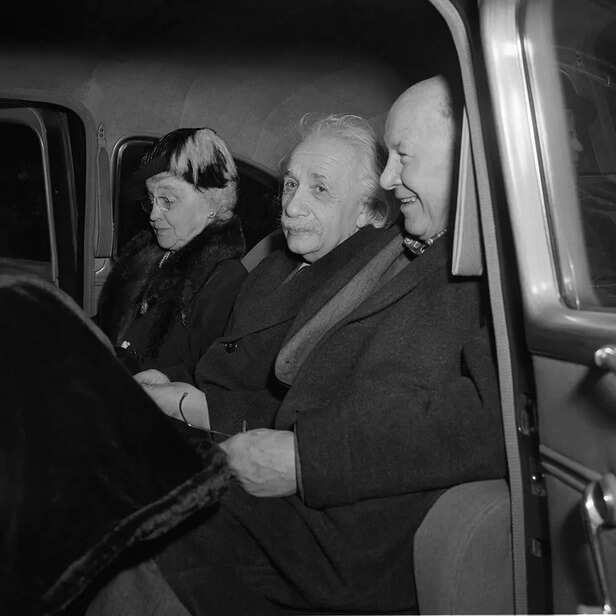 आइंस्टीन जीभ बाहर निकालते हुए: एक प्रतिष्ठित तस्वीर के पीछे की कहानी, 1951  - दुर्लभ ऐतिहासिक तस्वीरें