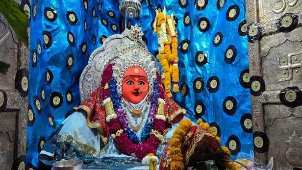 मनोकामना पूरी होने पर उल्टे स्वास्तिक बनाते हैं भक्त, देवास माता टेकरी पर  विराजमान हैं 2 देवियां