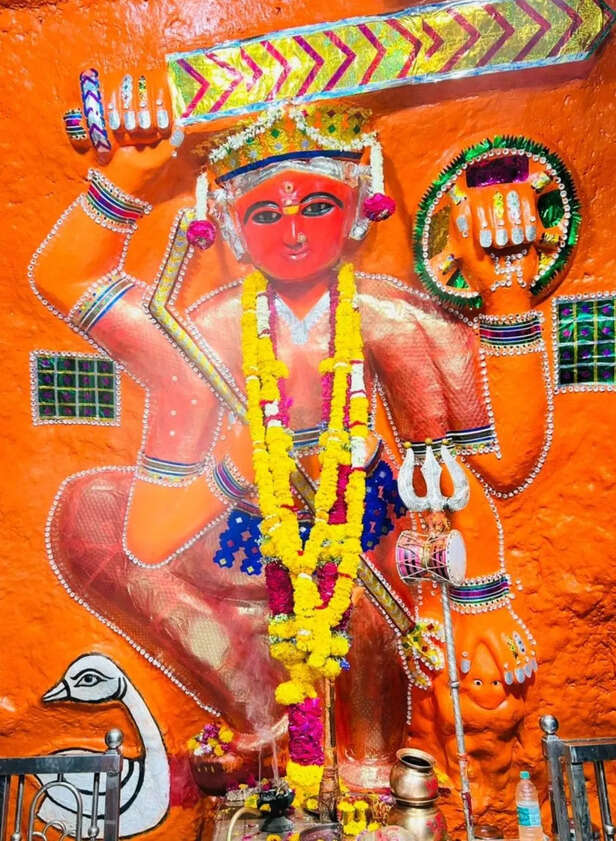 मनोकामना पूरी होने पर उल्टे स्वास्तिक बनाते हैं भक्त, देवास माता टेकरी पर  विराजमान हैं 2 देवियां