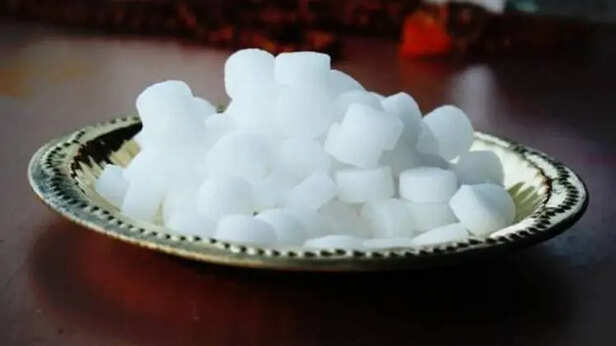 जानें-कपूर का महत्व, औषधि के रूप में ऐसे करें प्रयोग - benefits and  significance of camphor tpra - AajTak