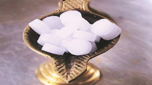 kapoor removes the negative energy of the house and increases wealth and  wealth according to astrology-एक कपूर का उपाय आपका चमका सकता है भाग्य,  राहु-केतु दोष से मुक्ति के साथ आर्थिक तंगी