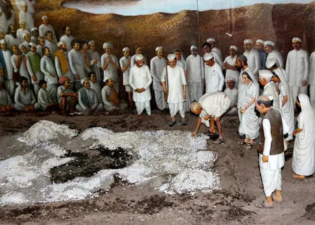 जब एक मुट्ठी ''नमक'' से महात्मा गांधी ने बदल दी देश की किस्मत - mahatma  gandhi changed the country s fate from dandi march-mobile