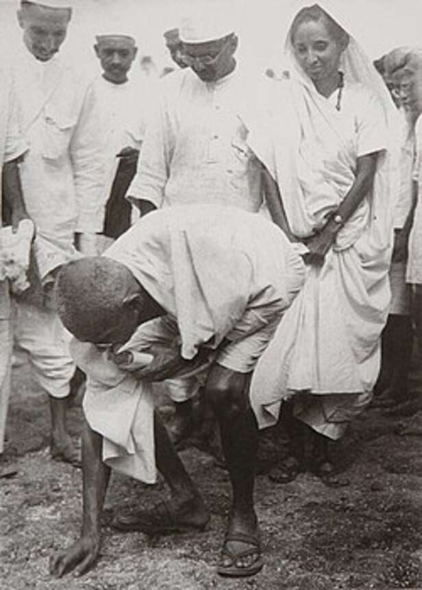 चित्र:Gandhi at Dandi 5 April 1930.jpg - विकिपीडिया