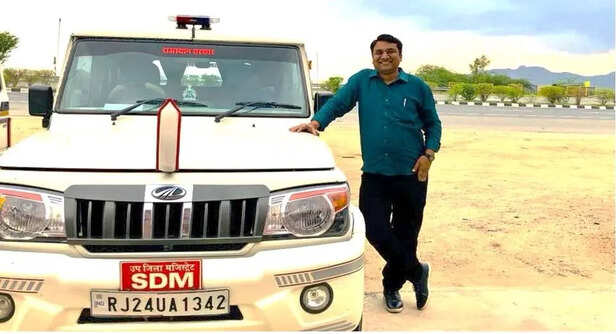 UPSC टॉपर IAS निशांत जैन से जाने, हिंदी मीडियम से कैसे बना जा सकता है IAS -  AAPNA BIHAR