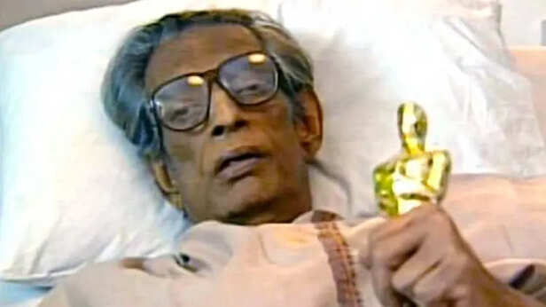 बॉलीवुड के इस निर्देशक के पास खुद चलकर आया था ऑस्कर अवॉर्ड - legendry  filmmaker satyajit ray received oscar award at home 1992 tmov - AajTak