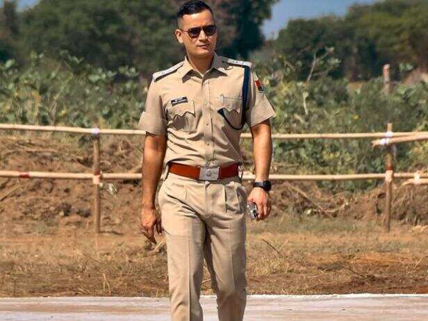 Meet Dashing And Dynamic IPS Mridul Kachawa The Real Life Singham Who  Hunted Down Chambal Dacoits | रील नहीं रियल 'सिंघम'; बॉलीवुड हीरो से ज्यादा  डैशिंग हैं ये IPS ऑफिसर, देखकर कोई