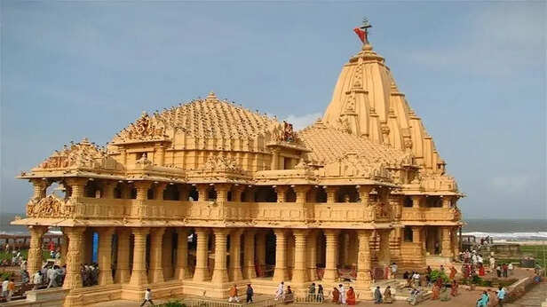 सोमनाथ मंदिर: 17 बार लूटा गया फिर भी बरकरार रही भव्यता, जानिए क्या है सरदार  पटेल का कनेक्शन | Somnath temple gujarat why was somnath temple destroyed 17  times now pm modi