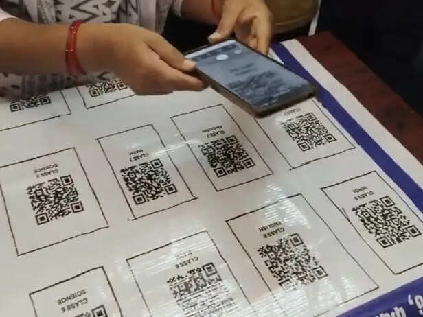 स्मार्ट बोर्ड पर क्यूआर कोड से पढ़ाई करेंगे छात्र।