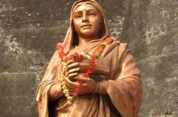 Ahilyabai Holkar birth anniversary today know brief history about ahilyabai  | Ahilyabai Holkar, वह महारानी जिसने पेशवा को सिर्फ एक चिट्ठी से धूल चटा दी  | Hindi News, राष्ट्र