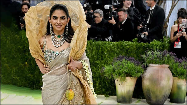 Met Gala 2026:नीता अंबानी के गहनों से बना ब्लाउज और वर्षों पुराना बैग लिए  रेड कार्पेट पर उतरीं ईशा अंबानी - Isha Ambani Met Gala 2026 Look Photos  Outfit Jewellery Mango Bag
