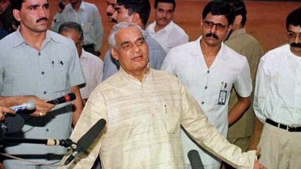 जब संख्याबल के आगे झुक गए थे अटल, 1996 का वो ऐतिहासिक भाषण - atal bihari  vajpayee 1996 resign famous speech former pm - AajTak