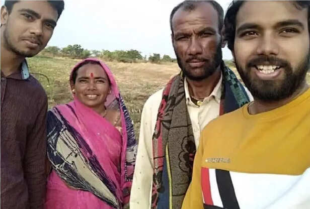 महाराष्ट्र:मजदूर के बेटे को यूपीएससी में मिला 8वां स्थान, गांव वालों ने  कंधे पर बैठा निकाला जुलूस - Solapur Labor Gopinath Son Sharan Kamble  Success Story Who Cracked Upsc ...