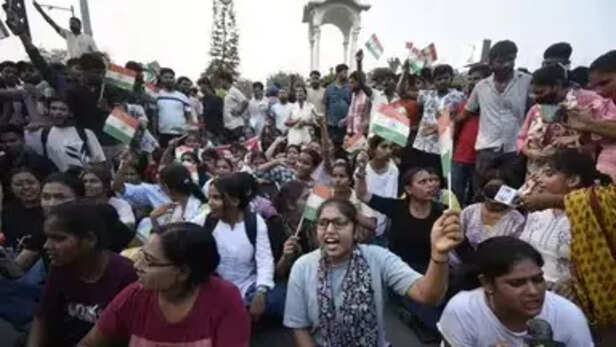 Students protesting in support of Khan Sir