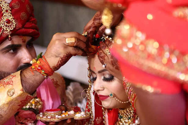 Why Are Indian Weddings In The Morning | हिंदू शादी के रीति रिवाज | Kya  Hindu Shadi Din Me Ho Sakti Hai | why do hindu marriages happen at night |  Herzindagi