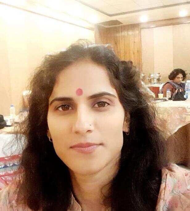 पुलिस ने गोली मारने के आरोप में सुनीता सिंह को गिरफ्तार किया है। सुनीता बाबा राजा के साथ गढ़ी में रहती हैं।