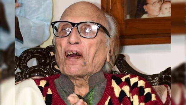 मशहूर शायर बशीर बद्र का निधन, 91 की उम्र में कहा दुनिया को अलविदा, आखिरी  दिनों में भूल गए थे खुद के शेर - India TV Hindi