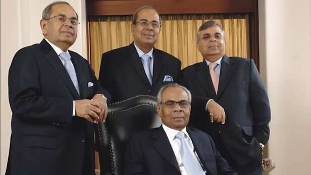 US Richest Hinduja Family: 111 साल का इतिहास... 38 देशों में कारोबार, ये  इंडियन फैमिली ब्रिटेन में सबसे अमीर - 111 Year Old Hinduja Group Family  retains UK Richest crown Sunday Times