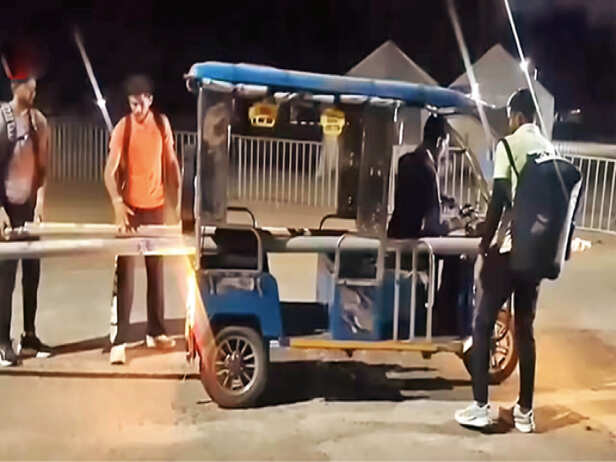 ई-रिक्शा में पोल लादते देव मीणा और उनके साथी। (फोटो- भास्कर) - Dainik Bhaskar