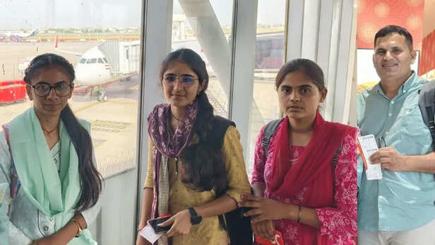 शिक्षक जगदीश प्रसाद बिश्नोई के साथ तीनों छात्राएं