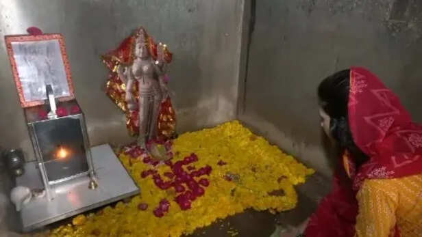 721 साल बाद धार का पहला 'शुक्रवार'... भोजशाला में वाग्देवी के जयकारे, अखंड  पूजा और महाआरती - dhar bhojshala maha aarti supreme court mosque dispute  mdsb ntc - AajTak