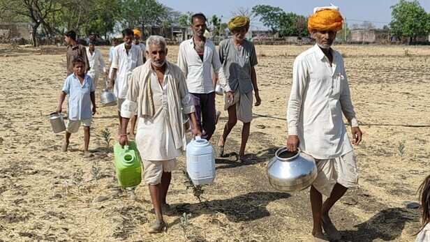 2 किमी पैदल चलकर पानी ला रहे ग्रामीण.(Photo:ITG)