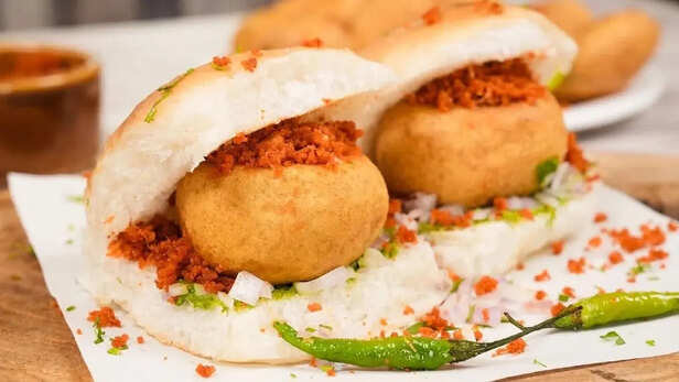 वड़ा पाव-समोसा 8 रुपये तक महंगा, रेलवे स्टेशन पर मिलने वाली चीजें के बढ़े  रेट, नया रेट लिस्ट 1 जून से लागू | Central Railway Revises Food Prices at  Catering Stalls, New