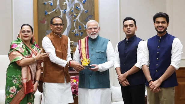 Shivraj Singh Chouhan invites PM Modi for sons wedding meet wife Sadhana in  Delhi ANN | परिवार के संग पीएम मोदी से मिले शिवराज सिंह चौहान, दोनों बेटे  कार्तिकेय-कुणाल की शादी का