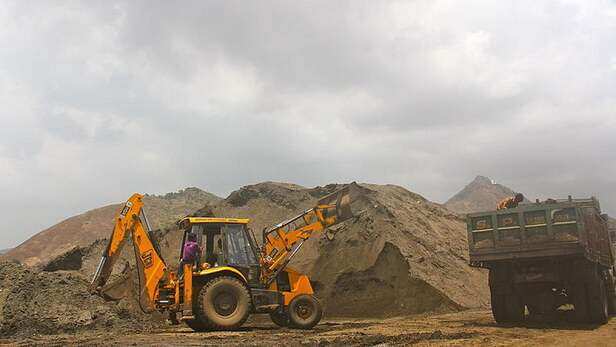 800px-Loading_illegally_dredged_sand-934550