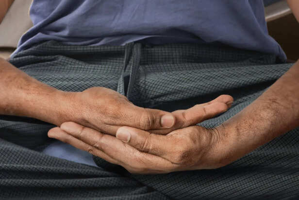 ध्यान के अभ्यास में शामिल करने के लिए 9 प्रकार की हाथ की मुद्राएँ — काम  ब्लॉग
