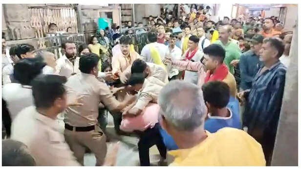 ओंकारेश्वर मंदिर में पुजारियों ने श्रद्धालु पर बरपाया कहर, पैसे लेकर बैक  डोर एंट्री देने पर छिड़ा था विवाद - Priests accused of beating devotees in  Khandwa Omkareshwar temple video goes viral lcln - AajTak