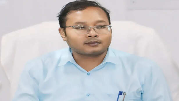 आईएएस अमृत विकास टोप्पो