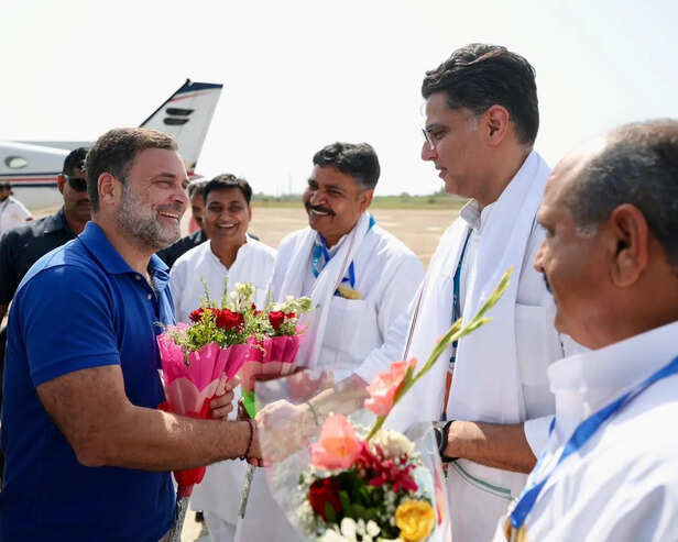 राहुल का स्वागत करते प्रदेश कांग्रेस अध्यक्ष गोविंद सिंह डोटासरा, नेता प्रतिपक्ष टीकाराम जूली और कांग्रेस नेता सचिन पायलट