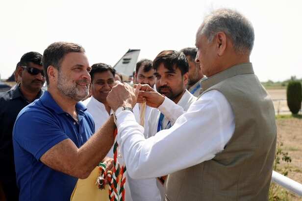 राहुल का स्वागत करते  पूर्व सीएम अशोक गहलोत