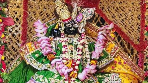 बांकेबिहारी का विग्रह कैसे हुआ था प्रकट... श्रीकृष्ण के इस प्राचीन मंदिर की  क्या है मान्यता - banke bihari temple mathura darshan timing controversy  pooja tradition mismanagement ...