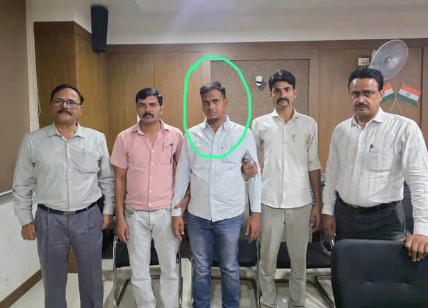 MP News: After Lokayukta trap, sub-engineer of Udaypura Municipal Council suspended, caught taking bribe of Rs