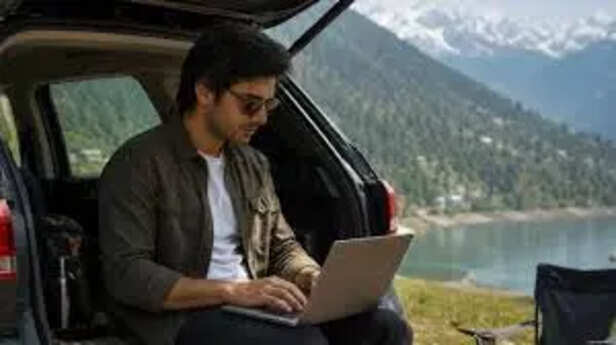 घूमना भी है लेकिन ऑफिस के काम और लैपटॉप के साथ, बढ़ रहा वर्कएक्शन कल्चर का  चलन